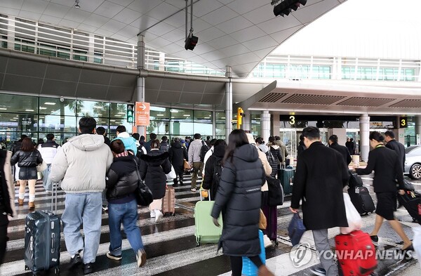 항공편 운항이 재개된 24일 오전 도민과 관광객이 제주국제공항 국내선 출발층으로 향하고 있다 / 연합뉴스