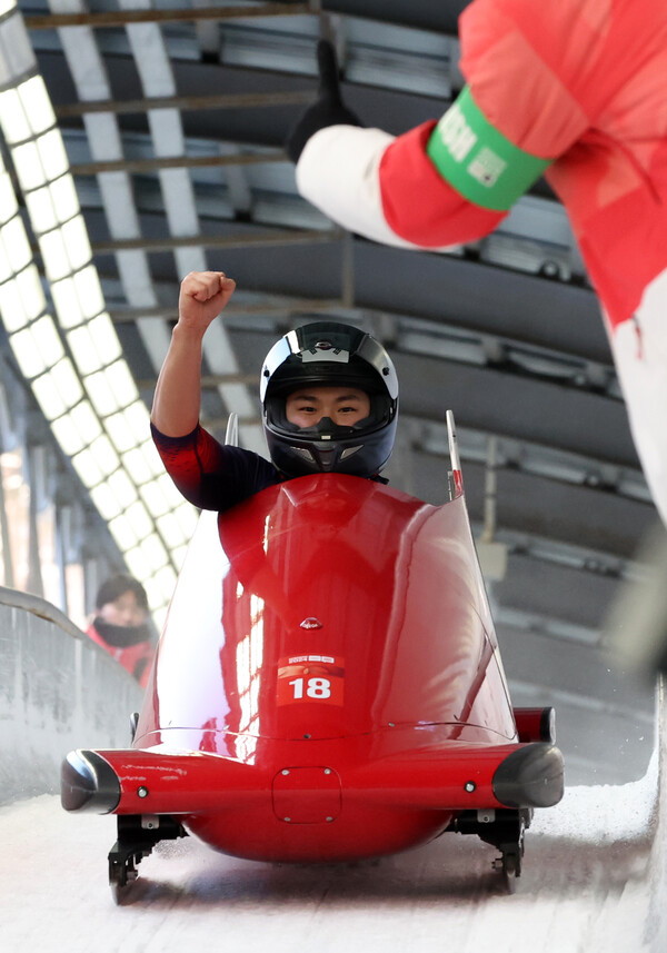 소재환이 23일 강원 평창군 슬라이딩센터 열린 2024 강원 동계청소년올림픽 대회봅슬레이 남자 모노봅(1인승) 경기에서 결승선을 통과하고 있다. /연합뉴스