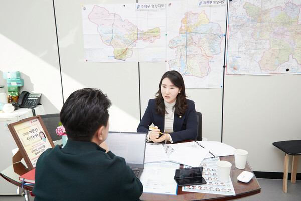 박은선 의원은 “기흥구 구성동, 마북동, 동백1․2동, 보정동과 수지구 죽전1․3동, 상현2동으로 이뤄진 용인시 정 선거구는 경기도 전체에서도 소득·생활 수준이 높은 지역으로 주민들이 정치에 바라는 기대나 열망 또한 수준 높은 지역이다.”라고 지역민들의 정치적 수준을 높이 평가했다./ 김두일 기자