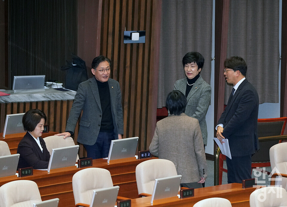 강성희 진보당 의원(오른쪽)이 25일 오후 서울 여의도 국회에서 열린 제412회 국회(임시회) 제1차 본회의에 참석하고 있다. /최대성 기자 dpdaesung@sporbiz.co.kr 2024.01.25.