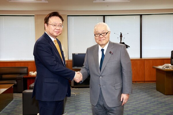 조규홍 보건복지부 장관(왼쪽)이 다케미 게이조 일본 후생노동성 장관. /보건복지부 제공