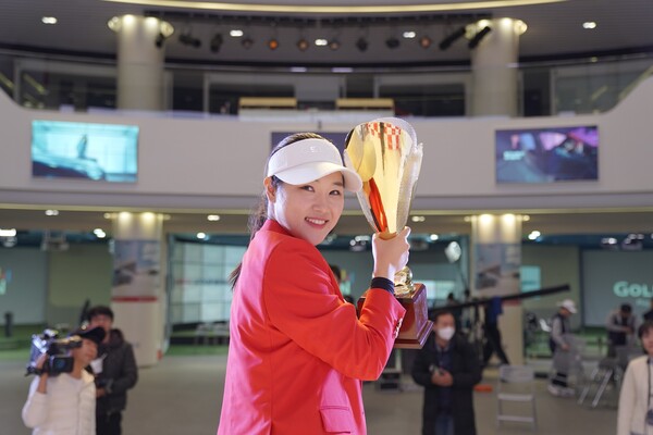 지난 28일(일) 대전 골프존조이마루에서 열린 ‘롯데렌탈 롯데렌터카 GTOUR WOMENS 1차 결선 시상식에서 우승자 조예진이 세레머니를 하고 있다. /골프존 제공
