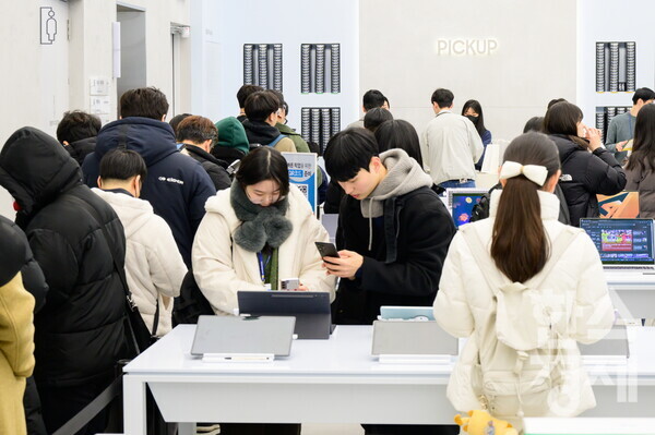 갤럭시 S24 시리즈 사전 개통 첫날 삼성 강남 매장에 방문한 소비자들이 제품을 살펴보고 있다. / 삼성전자