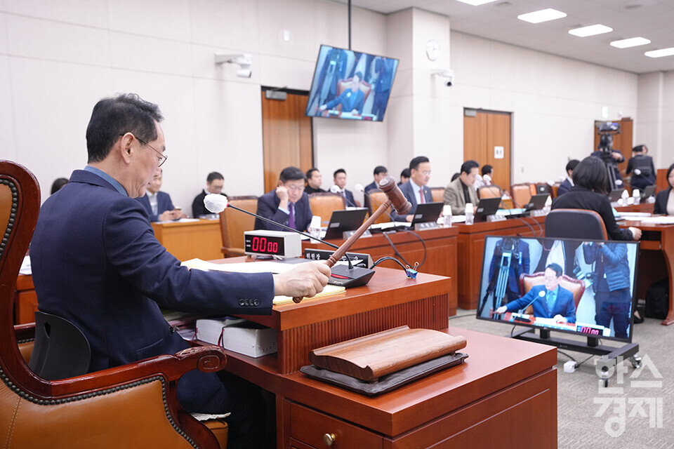 31일 오후 서울 여의도 국회에서 법제사법위원회 전체회의가 열리고 있다. 김도읍 위원장이 의사봉을 두드리고 있다. /최대성 기자 dpdaesung@sporbiz.co.kr 2024.01.31.