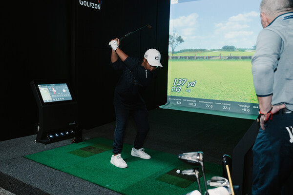 2024 PGA쇼에서 박람회 관람객이 골프존 시뮬레이터 제품을 체험하고 있다. /골프존 제공