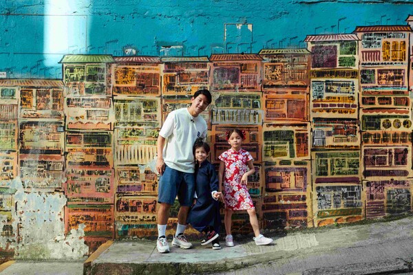 박주호 가족이 홍콩 소호에서 기념촬영을 하고 있다. /홍콩관광청 제공