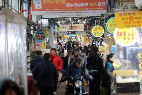 설 명절을 앞둔 지난 1일 오후 서울의 한 전통시장에서 시민들이 장을 보고 있다./연합뉴스.