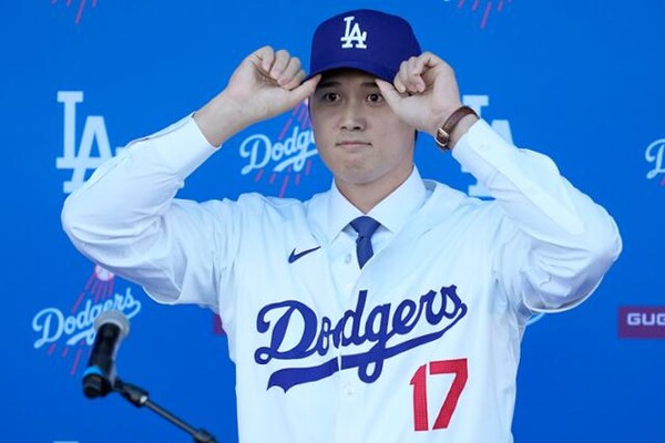 오타니 쇼헤이가 15일 미국 캘리포니아주 로스앤젤레스 다저스타디움에서 열린 LA 다저스 입단식에서 유니폼과 모자를 착용하고 있다. /AP 연합뉴스