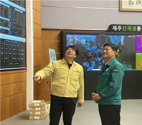 정동희 한국전력거래소 이사장(오른쪽)이 제주본부를 방문해 보고받고 있다. / 전력거래소 제공. 