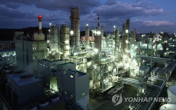 롯데케미칼은 작년 연결기준 매출액 19조9491억원, 영업손실 3332억원을 기록했다고 7일 밝혔다. / 롯데케미칼