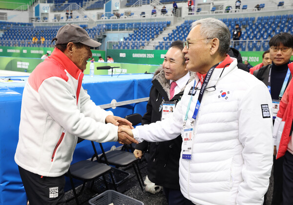 유인촌 문화체육관광부 장관이 2024 강원 동계청소년올림픽대회 개막일인 19일 강릉 아이스아레나를 방문해 대회 관계자를 격려하고 있다. /문화체육관광부 제공