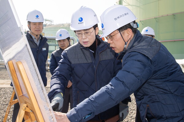 최연혜 한국가스공사 사장(오른쪽 두번째)이 통영 LNG생산기지 안전점검에 나섰다. / 가스공사 제공. 
