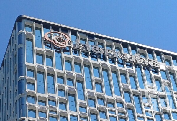 한화그룹이 성과급 제도를 개선, RSU(양도제한조건부주식)을 전 계열사에 적용하고, 팀장급 직원까지 확대하기로 했다. / 한스DB