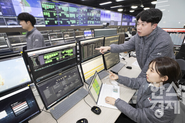 KT 네트워크 전문가가 과천 네트워크 관제 센터에 꾸려진 ‘종합상황실’에서 네트워크 점검을 하고 있다. / KT