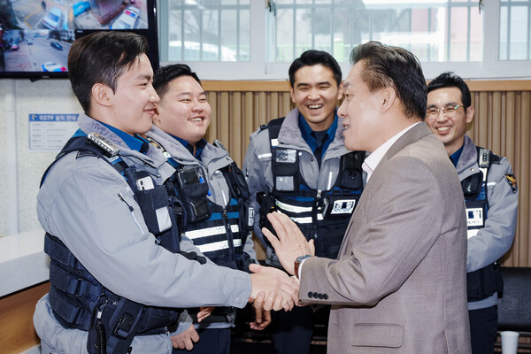 이재준 시장이 수원남부경찰서 인계지구대를 찾아 근무자들을 격려하고 있다./ 수원특례시 제공