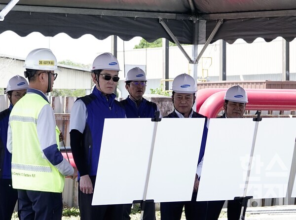9일 이재용 삼성전자 회장이 말레이시아 스름반 SDI 생산법인 2공장 현황을 보고받고 있다. / 삼성전자