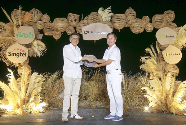 윤호영 카카오뱅크 대표이사(오른쪽)와 티고르 M.시아한(Tigor M.Siahaan) 슈퍼뱅크 대표가 인도네시아에서 양사 협력 추진을 위한 만남을 가졌다. /카카오뱅크 제공 