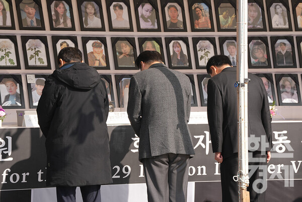 홍익표 더불어민주당 원내대표(가운데)가 13일 오전 서울시청 앞 이태원참사 분향소에서 희생자들을 추모하고 있다. /최대성 기자 dpdaesung@sporbiz.co.kr 2024.02.13.