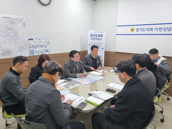 경기도의회 건설교통위원회 허원 부위원장(국민의힘, 이천2)은 지난 8일 경기도의회 이천상담소에서 지방도329호선 일죽~대포2 도로확포장공사에 대한 향후 추진계획을 논의하는 정담회를 개최했다./ 경기도의회 제공