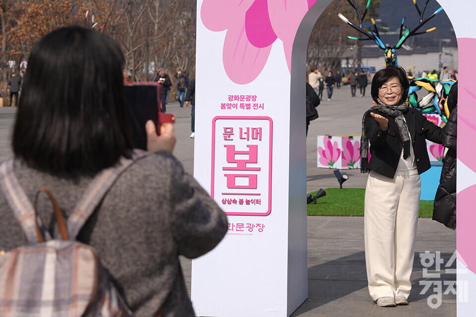 전국의 낮 최고기온이 10도 이상 오른 13일 오후 서울 광화문 광장을 찾은 시민들이 가벼운 옷차림으로 산책하고 있다. /최대성 기자 dpdaesung@sporbiz.co.kr 2024.02.13.