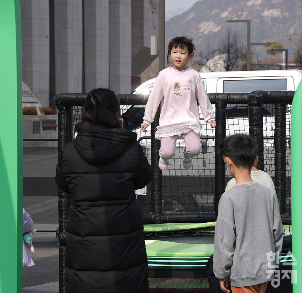 전국의 낮 최고기온이 10도 이상 오른 13일 오후 서울 광화문 광장을 찾은 아이들이 놀이터에서 즐거운 시간을 보내고 있다. /최대성 기자 dpdaesung@sporbiz.co.kr 2024.02.13.