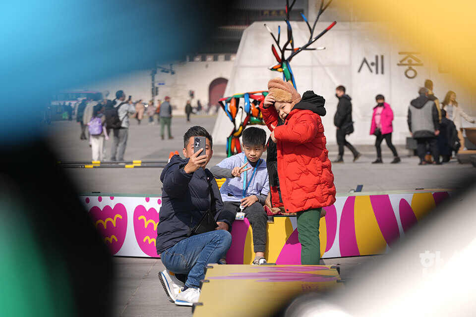 전국의 낮 최고기온이 10도 이상 오른 13일 오후 서울 광화문 광장을 찾은 시민들이 가벼운 옷차림으로 산책하고 있다. /최대성 기자 dpdaesung@sporbiz.co.kr 2024.02.13.