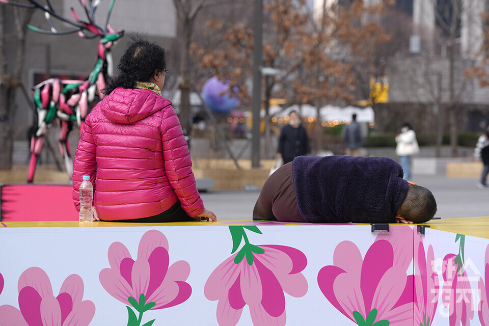 전국의 낮 최고기온이 10도 이상 오른 13일 오후 서울 광화문 광장을 찾은 시민들이 가벼운 옷차림으로 산책하고 있다. /최대성 기자 dpdaesung@sporbiz.co.kr 2024.02.13.