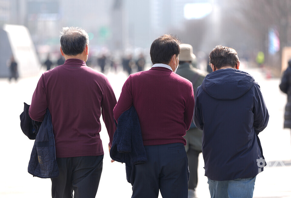 전국의 낮 최고기온이 10도 이상 오른 13일 오후 서울 광화문 광장을 찾은 시민들이 가벼운 옷차림으로 산책하고 있다. /최대성 기자 dpdaesung@sporbiz.co.kr 2024.02.13.