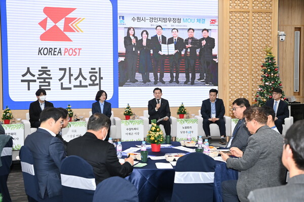 이재준 수원특례시장이 지난해 12월 열린 ‘수원시 수출중소기업 도란도란 토크’에서 기업인들과 이야기를 나누고 있다./ 수원특례시 제공