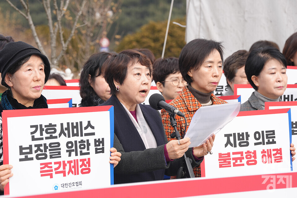 대한간호협회 탁영란 회장이 14일 오전 서울 여의도 국회 앞에서 열린 의료개혁 적극 지지 및 의료정상화 5대 요구사항 추진 촉구 긴급기자회견에서 발언하고 있다. /최대성 기자 dpdaesung@sporbiz.co.kr 2024.02.14.