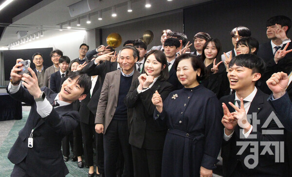 지난 1월 29일 신입사원 교육수료식에서 현정은 현대그룹 회장이 참석해 신입직원들과 셀카를 찍고 있다. / 현대그룹