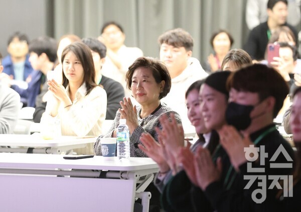 현정은 현대그룹 회장이 14일 서울 종로구 현대그룹 사옥 대강당 'H-Stadium'에서 열린 '한낮의 재즈콘서트'를 임직원들과 함께 관람하고 있다. / 현대그룹