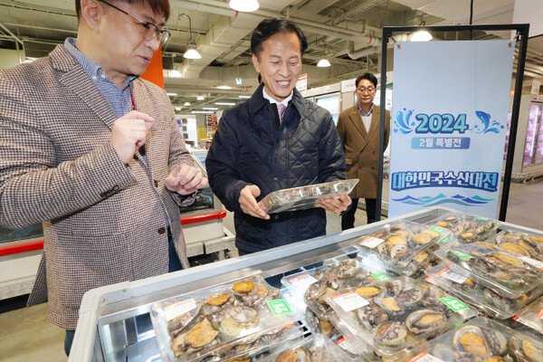 송명달 해양수산부 차관(가운데)이 15일 롯데마트맥스 영등포점을 찾아 행사 준비상황을 살펴보고 있다. /해수부 제공