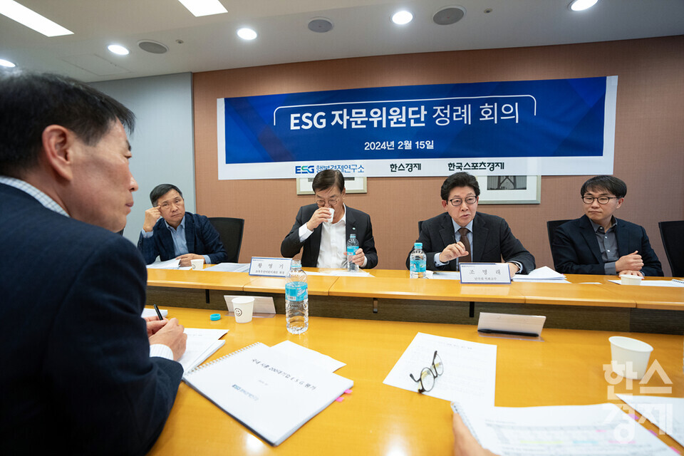 15일 오전 서울 종로구 서머셋팰리스서울 호텔에서 '시총 200대 기업 ESG 평가 자문위원단 정례 회의'가 열리고 있다. 이날 정순표 ESG행복경제연구소 이사장, 황영기 초록우산어린이재단 회장, 조명래 단국대 석좌교수, 김연명 중앙대 사회복지학과 교수, 이우종 서울대 경영대학 교수, 이치한 ESG행복경제연구소 소장, 송진현 한스경제 대표 발행인, 명영덕 ESG행복경제연구소 부소장, 정주호 산업부/정경부/미디어전략본부 본부장이 참석했다. /최대성 기자 dpdaesung@sporbiz.co.kr 2024.02.15.