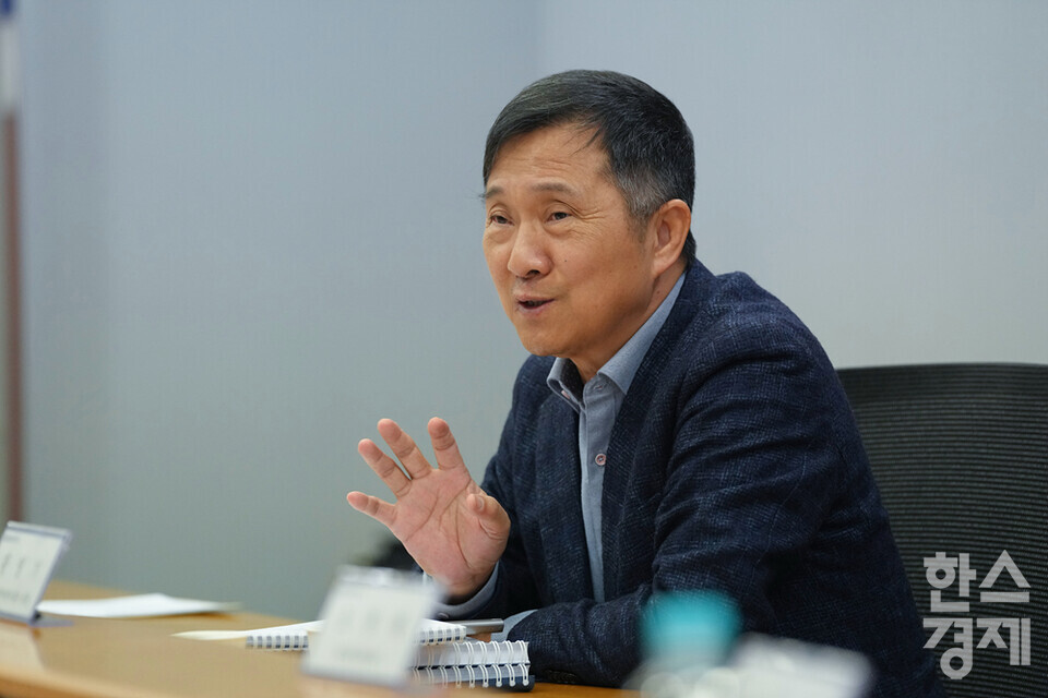 김연명 중앙대 사회복지학과 교수가 15일 오전 서울 종로구 서머셋팰리스서울 호텔에서 열린 '시총 200대 기업 ESG 평가 자문위원단 정례 회의'에서 발언하고 있다. /최대성 기자 dpdaesung@sporbiz.co.kr 2024.02.15.