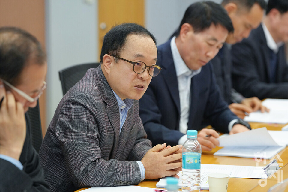 이우종 서울대 경영대학 교수가 15일 오전 서울 종로구 서머셋팰리스서울 호텔에서 열린 '시총 200대 기업 ESG 평가 자문위원단 정례 회의'에서 발언하고 있다. /최대성 기자 dpdaesung@sporbiz.co.kr 2024.02.15.