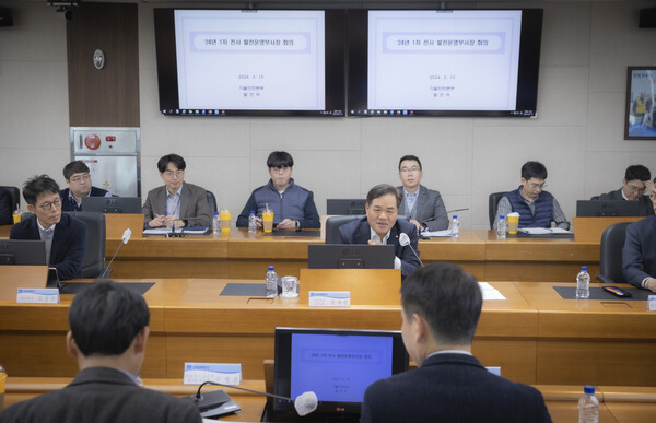 한국남부발전은 15일 부산 본사 비전룸에서 재무위기 극복과 안정적 전력공급을 위한 '전사업소 발전운영부서장 회의'를 개최했다. / 남부발전 제공. 