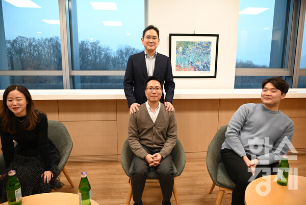지난 1월 10일 서울 우면동 삼성리서치를 방문한 이재용 삼성전자 회장이 연구원들과 간담회를 가진 뒤 기념 사진을 촬영하고 있다. / 삼성전자