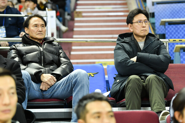 안준호 남자농구 국가대표팀 감독(왼쪽)과 서동철 코치. /KBL 제공