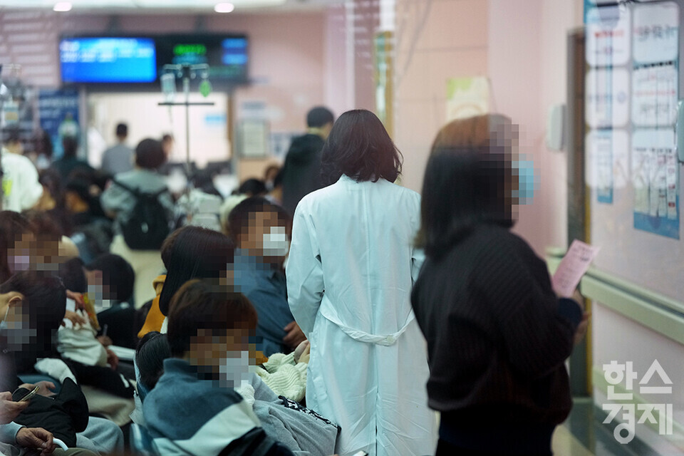 19일 오후 서울대병원 어린이병원에서 한 의료진이 환자와 이야기를 나누고 있다. 이날 정부의 의과대학 증원에 반발하는 이른바 '빅5' 병원의 전공의 2700여명은 사직서를 낸 뒤 20일부터 업무중단을 예고했다. /최대성 기자 dpdaesung@sporbiz.co.kr 2024.02.19.