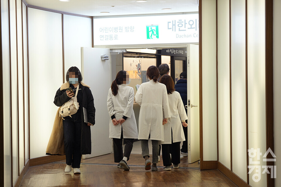 19일 오후 서울대병원에서 의료진들이 이동하고 있다. 이날 정부의 의과대학 증원에 반발하는 이른바 '빅5' 병원의 전공의 2700여명은 사직서를 낸 뒤 20일부터 업무중단을 예고했다. /최대성 기자 dpdaesung@sporbiz.co.kr 2024.02.19.