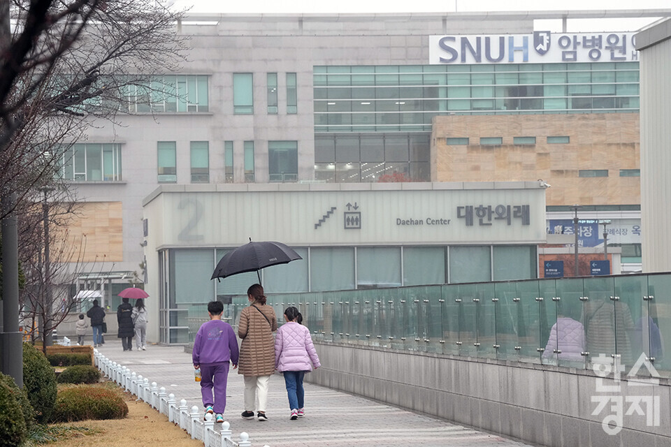 19일 오후 서울대병원에서 방문객들이 이동하고 있다. 이날 정부의 의과대학 증원에 반발하는 이른바 '빅5' 병원의 전공의 2700여명은 사직서를 낸 뒤 20일부터 업무중단을 예고했다. /최대성 기자 dpdaesung@sporbiz.co.kr 2024.02.19.