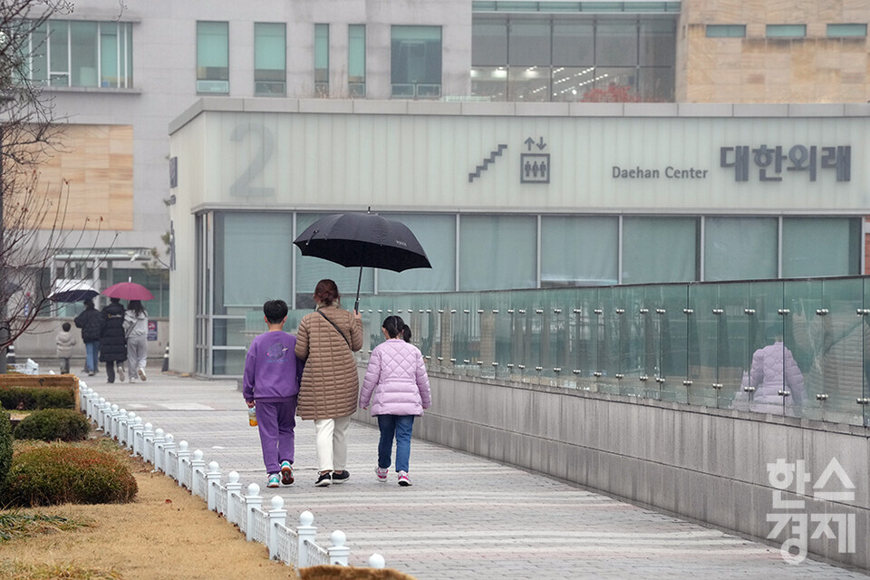 19일 오후 서울대병원에서 방문객들이 이동하고 있다. 이날 정부의 의과대학 증원에 반발하는 이른바 '빅5' 병원의 전공의 2700여명은 사직서를 낸 뒤 20일부터 업무중단을 예고했다. /최대성 기자 dpdaesung@sporbiz.co.kr 2024.02.19.
