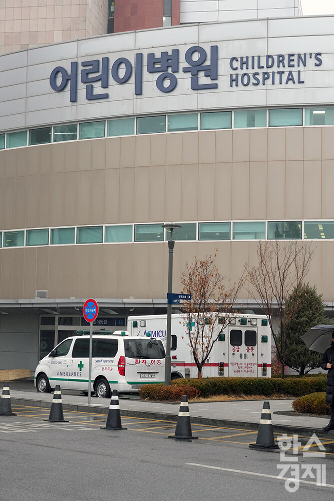 19일 오후 서울대병원 어린이병원 전경. 이날 정부의 의과대학 증원에 반발하는 이른바 '빅5' 병원의 전공의 2700여명은 사직서를 낸 뒤 20일부터 업무중단을 예고했다. /최대성 기자 dpdaesung@sporbiz.co.kr 2024.02.19.