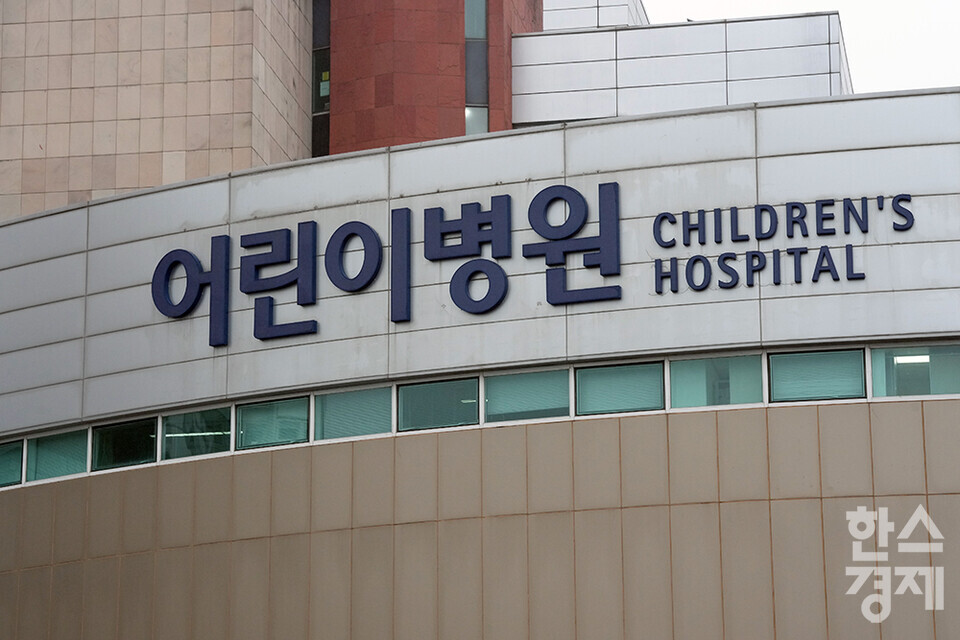 19일 오후 서울대병원 어린이병원 전경. 이날 정부의 의과대학 증원에 반발하는 이른바 '빅5' 병원의 전공의 2700여명은 사직서를 낸 뒤 20일부터 업무중단을 예고했다. /최대성 기자 dpdaesung@sporbiz.co.kr 2024.02.19.