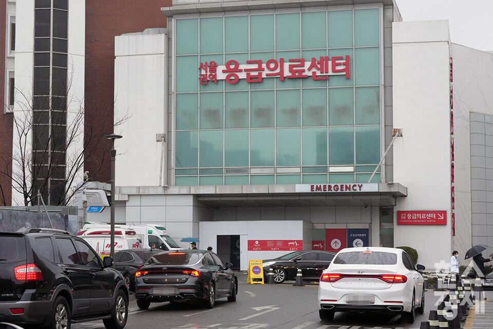 19일 오후 서울대병원에서 서울권역 응급의료센터 전경. 이날 정부의 의과대학 증원에 반발하는 이른바 '빅5' 병원의 전공의 2700여명은 사직서를 낸 뒤 20일부터 업무중단을 예고했다. /최대성 기자 dpdaesung@sporbiz.co.kr 2024.02.19.