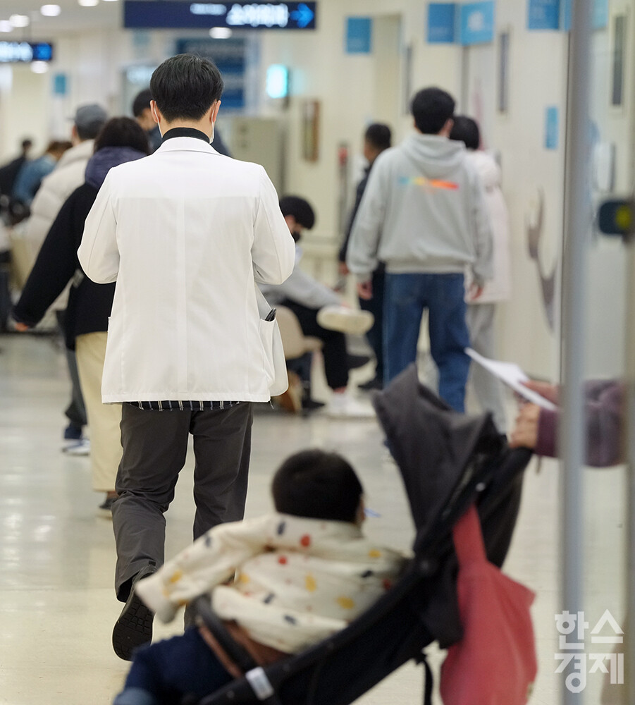 한 의료진이 19일 오후 서울대병원 어린이병원을 들어서고 있다. 이날 정부의 의과대학 증원에 반발하는 이른바 '빅5' 병원의 전공의 2700여명은 사직서를 낸 뒤 20일부터 업무중단을 예고했다. /최대성 기자 dpdaesung@sporbiz.co.kr 2024.02.19.