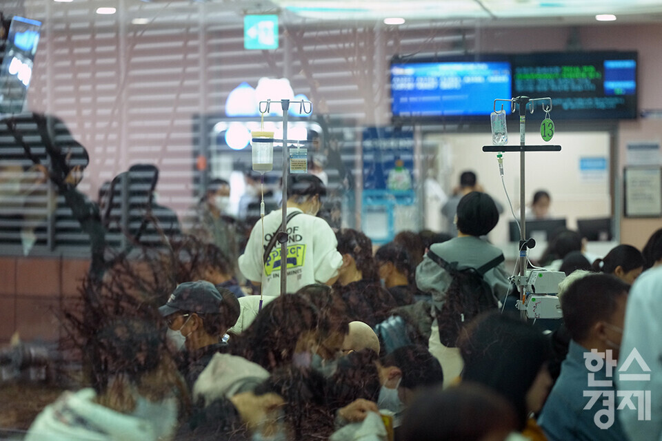 19일 오후 서울대병원 어린이병원에 환자들이 붐비고 있다. 이날 정부의 의과대학 증원에 반발하는 이른바 '빅5' 병원의 전공의 2700여명은 사직서를 낸 뒤 20일부터 업무중단을 예고했다. /최대성 기자 dpdaesung@sporbiz.co.kr 2024.02.19.