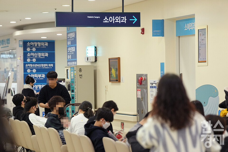 19일 오후 서울대병원 어린이병원에 환자들이 진료를 기다리고 있다. 이날 정부의 의과대학 증원에 반발하는 이른바 '빅5' 병원의 전공의 2700여명은 사직서를 낸 뒤 20일부터 업무중단을 예고했다. /최대성 기자 dpdaesung@sporbiz.co.kr 2024.02.19.