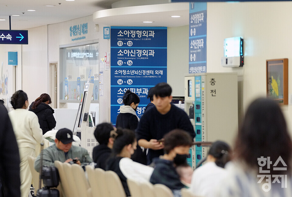 19일 오후 서울대병원 어린이병원에 환자들이 진료를 기다리고 있다. 이날 정부의 의과대학 증원에 반발하는 이른바 '빅5' 병원의 전공의 2700여명은 사직서를 낸 뒤 20일부터 업무중단을 예고했다. /최대성 기자 dpdaesung@sporbiz.co.kr 2024.02.19.